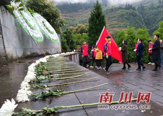 区人武部祭扫韦奚成烈士墓