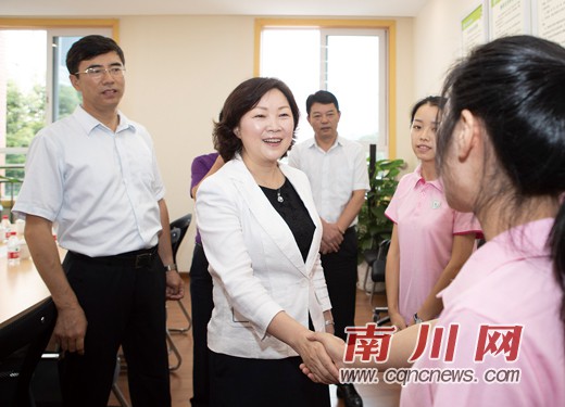 区领导开展教师节慰问活动