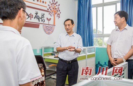 区领导开展教师节慰问活动