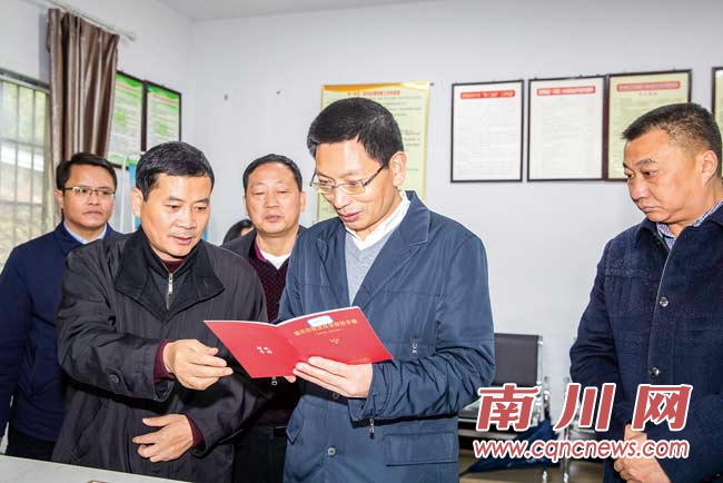 张兴益调研山王坪镇三泉镇脱贫攻坚工作