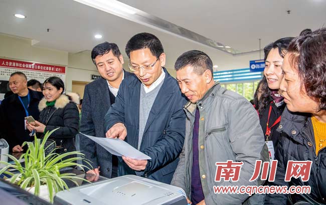张兴益调研区住房城乡建委、区人力社保局